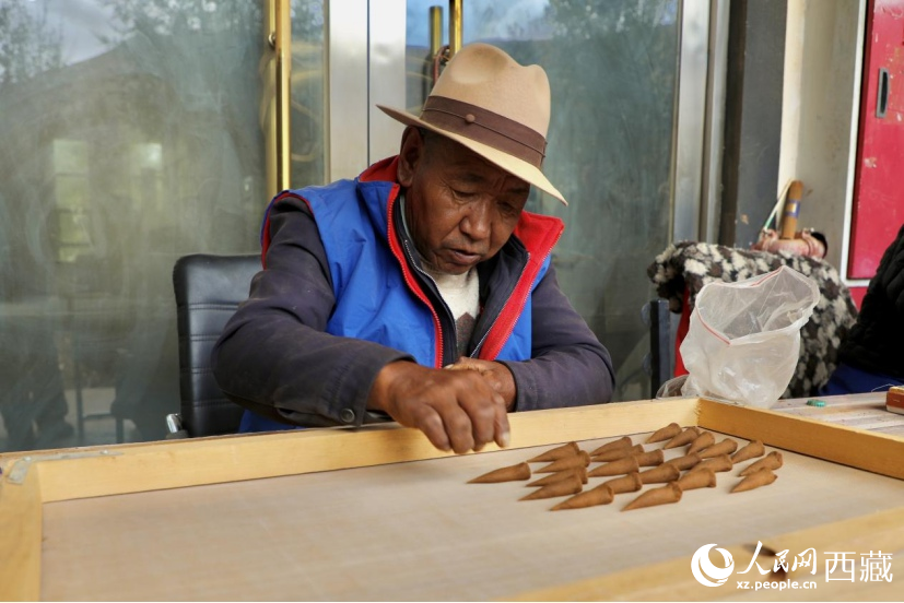 图为手艺人正专注地揉捏香泥。人民网记者 次仁罗布摄