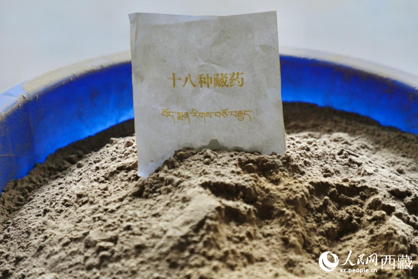 图为将十八种藏药材打磨成粉。人民网记者 次仁罗布摄