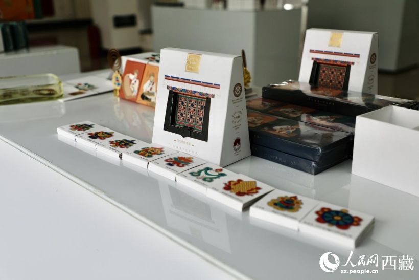 图为典雅香囊和创意香氛饰品等藏香文创产品。人民网记者 次仁罗布摄