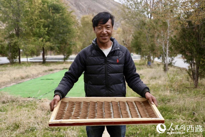 图为藏香工厂内就业的村民。人民网记者 次仁罗布摄