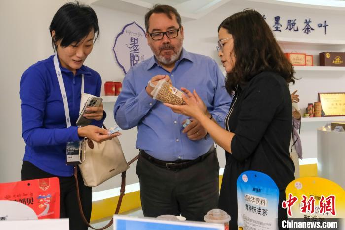 多国政商人士在西藏林芝参访