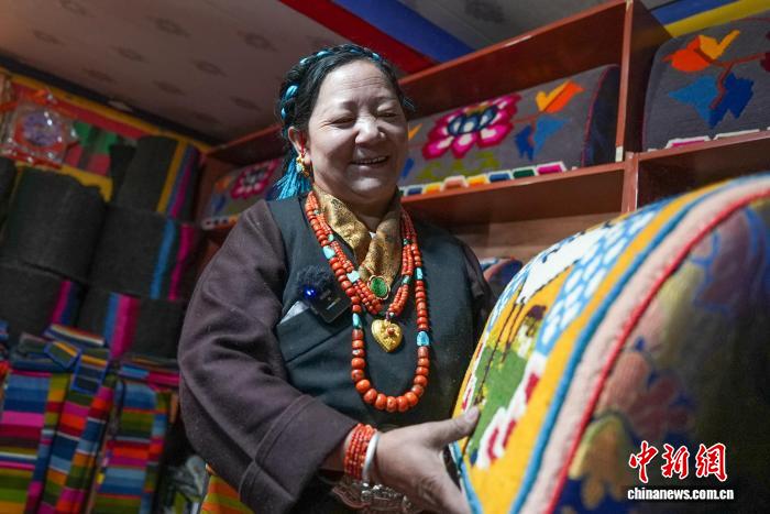 西藏岗巴：指尖技艺变经济合作社助力妇女增收促振兴
