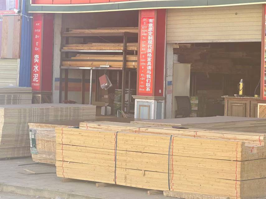 白朗县颇罗鼐大道西段人行道摆放建材。图片由留言网友提供