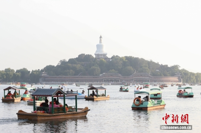 10月7日，国庆节、中秋节假期进入尾声，北京北海公园热度不减，不少市民游客在公园乘船游玩。<a target='_blank' href='/' _fcksavedurl='/'><p  align=