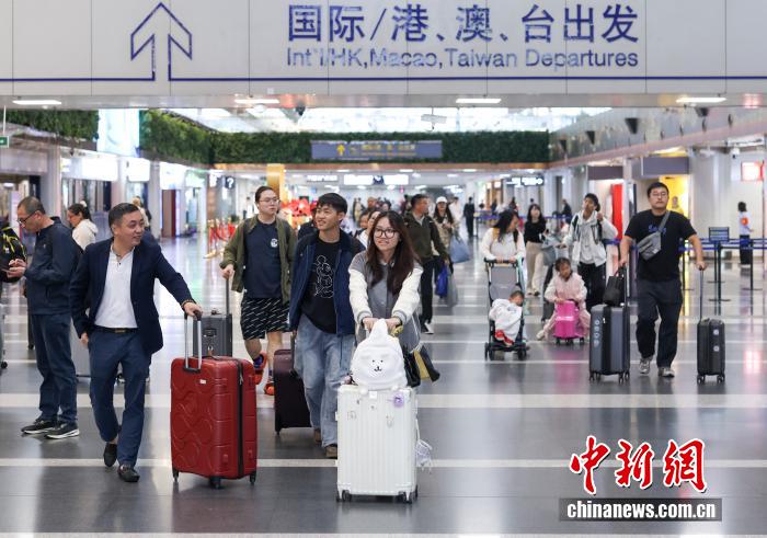 10月8日是国庆中秋假期最后一天，大量旅客在北京首都国际机场出行。 <a target='_blank' href='/' _fcksavedurl='/'><p  align=