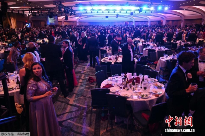 多家美国媒体25日晚报道称，出席白宫记者协会晚宴的美国总统特朗普因现场传出疑似“枪声”而紧急撤离。白宫记者协会晚宴当晚在位于华盛顿市区的一所酒店举行。这是特朗普首次以总统身份参加该活动。事件发生在特朗普抵达活动现场后的半小时。当晚8时39分许，晚宴现场传出“枪声”，随后特勤局人员冲入宴会大厅，要求来宾撤离。图为晚宴现场。