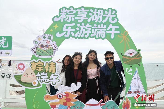 尼泊尔青年青海湖畔感受人与自然和谐共生