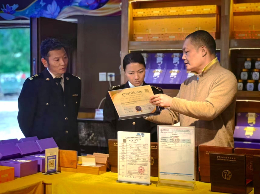 拉萨海关所属林芝海关关员在藏红花出口种植基地调研。拉萨海关供图