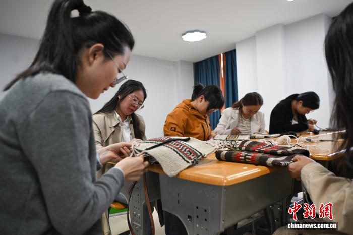 拉萨青年开启多彩夜学之旅