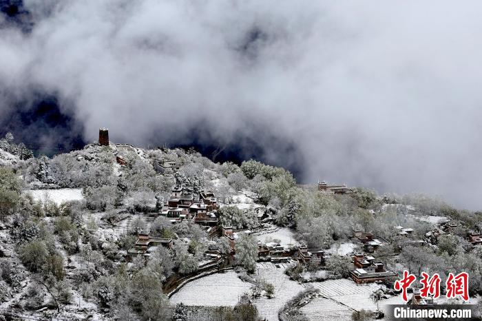 雪后的藏寨和碉楼构成美丽的雪景。　降初泽郎 摄