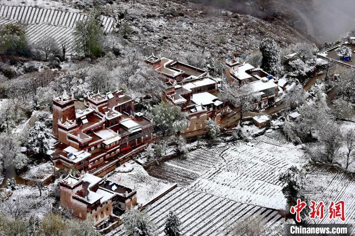 雪后的丹巴藏寨一角。　李永安 摄