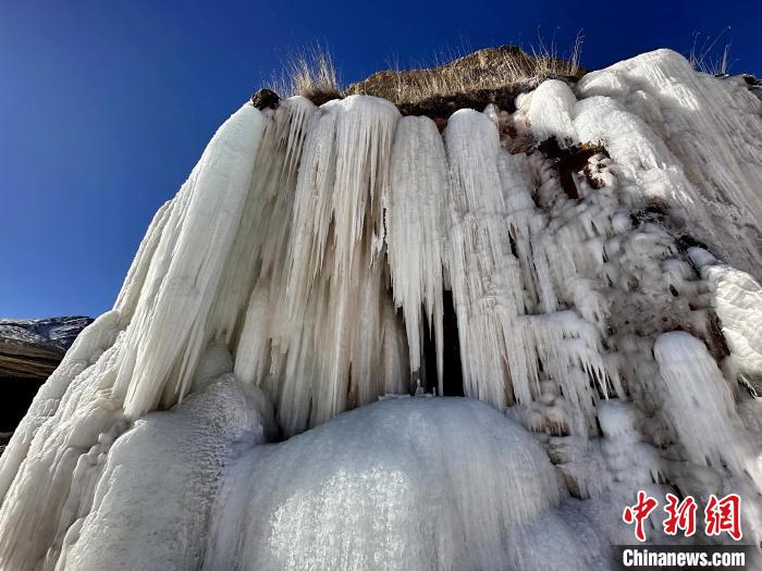 图为青海杂多澜沧江边的崖壁冰瀑奇观。　白日丁布江才 摄