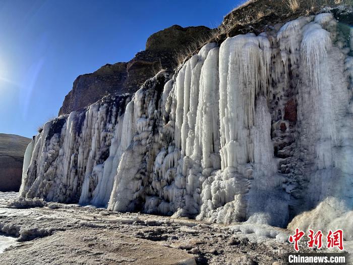 图为青海杂多澜沧江边的崖壁冰瀑奇观。　白日丁布江才 摄