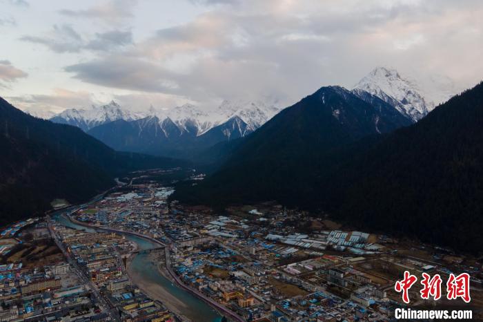 “冰川之乡”西藏林芝波密县景色壮丽