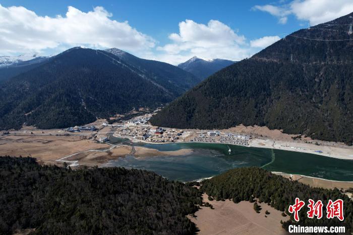 2月17日，西藏林芝鲁朗小镇。(无人机照片) 李林 摄