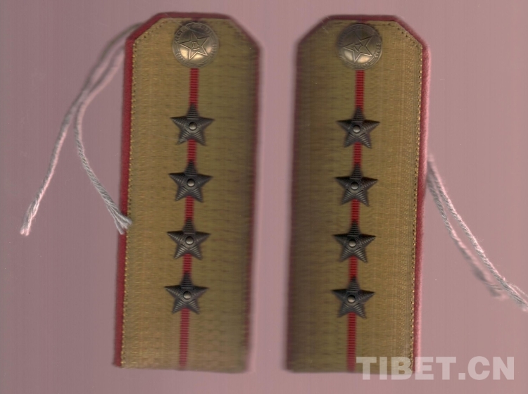 图为1955年的军衔肩章(图片由于雁军提供)