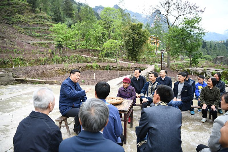2019年4月15日,习近平总书记在重庆石柱土家族自治县中益乡华溪村同村民代表、基层干部、扶贫干部、乡村医生等围坐在一起,共话脱贫攻坚。