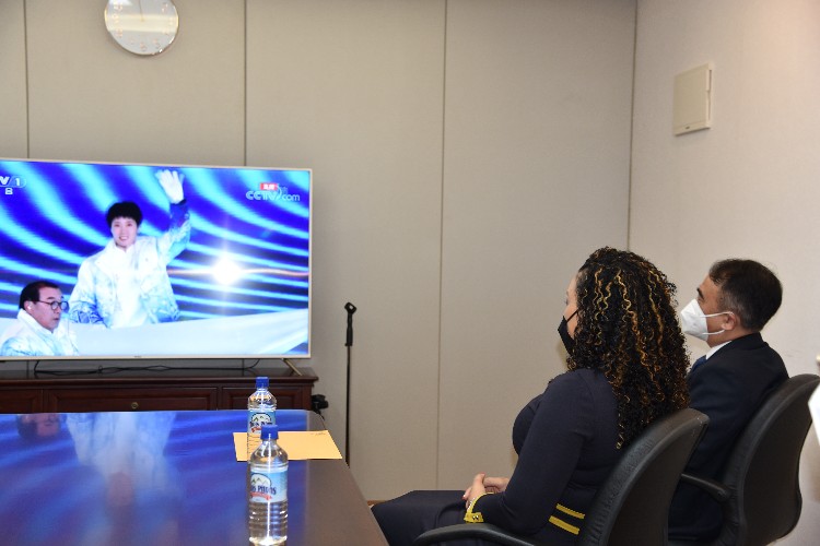 多米尼克友人与我外交官同看开幕式。中国驻多米尼克使馆供图