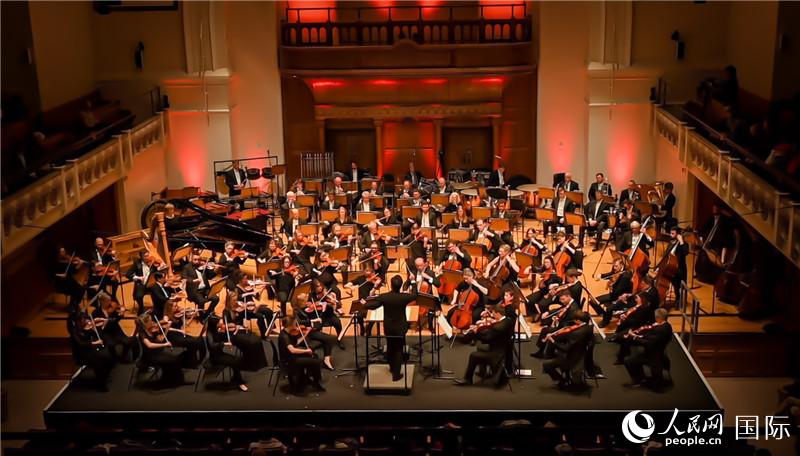 “东西之间”交响音乐会在伦敦举办。人民网 郭锦标摄
