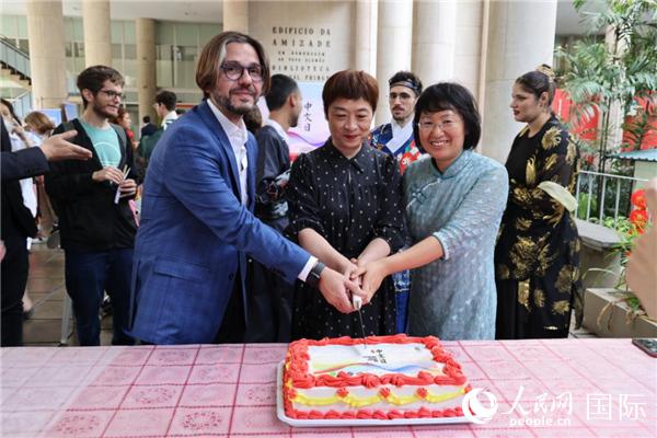 活动现场,田敏总领事与里约天主教大学孔子学院中外方院长共同切蛋糕祝贺中文日活动成功举办。人民网记者时元皓 摄