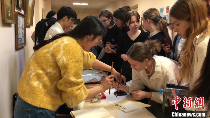 “国际中文日”来了:莫斯科学生沉浸式体验中国文化