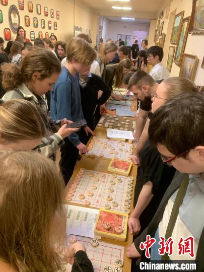 4月21日,莫斯科国立语言大学孔子学院附属中学举办“国际中文日”活动,学生们学习中国象棋。 莫斯科国立语言大学孔子学院 供图