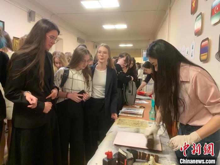 4月21日,莫斯科国立语言大学孔子学院附属中学举办“国际中文日”活动,学生们体验雕版印刷。 莫斯科国立语言大学孔子学院 供图