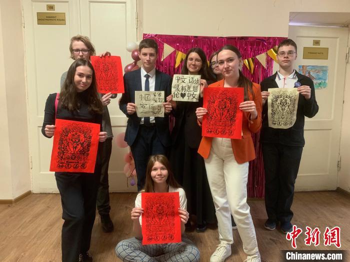 4月21日,莫斯科国立语言大学孔子学院附属中学举办“国际中文日”活动,学生们展示自己的学习成果。 莫斯科国立语言大学孔子学院 供图