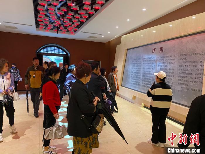 中共中央统战部旧址里参观者络绎不绝。 李晓伟 摄