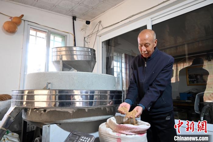 李家庄村民谷文朝重拾父辈的手艺,做起石磨面粉的营生。 翟羽佳 摄