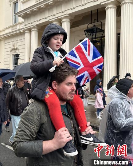 英国民众雨中观看查尔斯三世加冕仪式