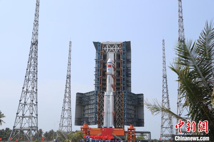 北京时间5月7日,天舟六号货运飞船与长征七号遥七运载火箭组合体垂直转运至发射区。 邱立军 黄国畅 摄