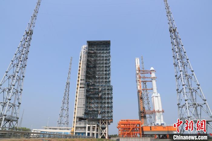 北京时间5月7日,天舟六号货运飞船与长征七号遥七运载火箭组合体垂直转运至发射区。 邱立军 黄国畅 摄