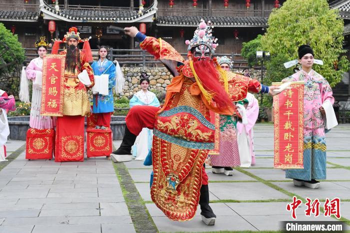 “00后”戏曲演员在枫香瑶寨表演溆浦辰河目连戏。 杨华峰 摄