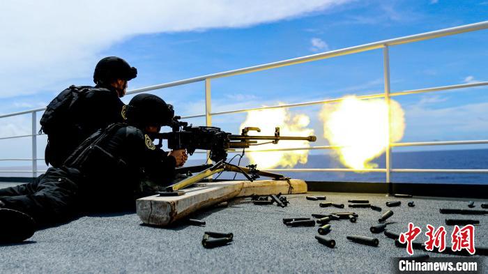 “和平方舟”号医院船在西太平洋海域进行反恐反海盗演练。图为火力组队员进行警告射击。　徐巍 摄