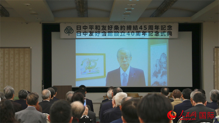 日本前首相福田康夫向活动发来视频贺词。人民网 许可摄