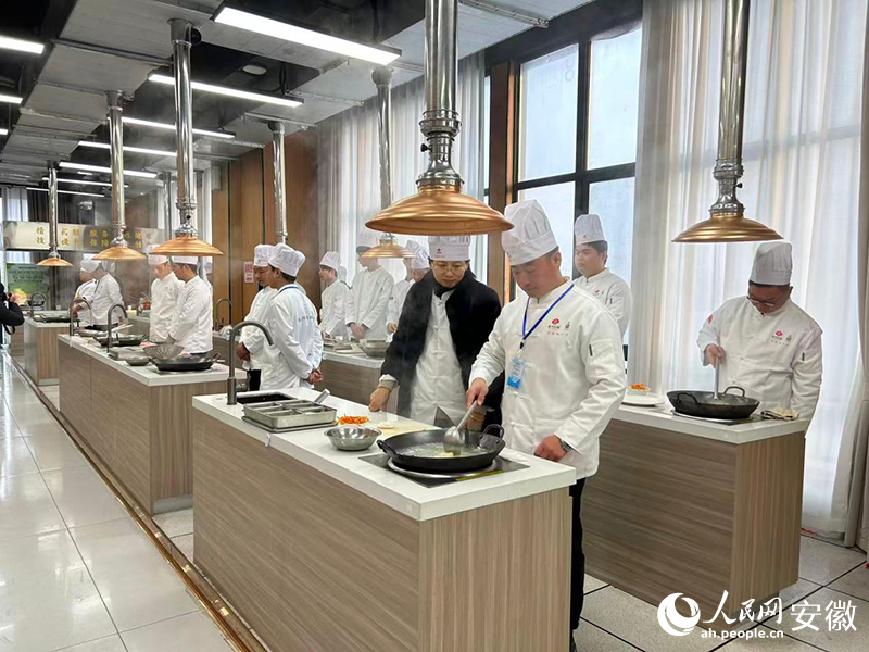 亳州市药膳学校内，学员们正在实训。人民网记者 王锐摄