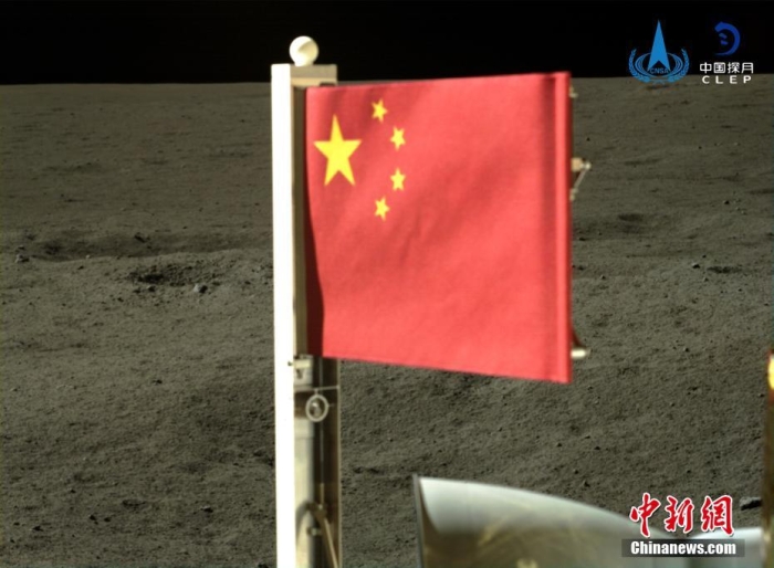 6月4日，中国国家航天局公布了嫦娥六号探测器在月球背面的五星红旗展示影像。鲜艳的五星红旗再次闪耀月球，这也是中国首次在月球背面独立动态展示国旗。<a target='_blank' href='/'><p  align=