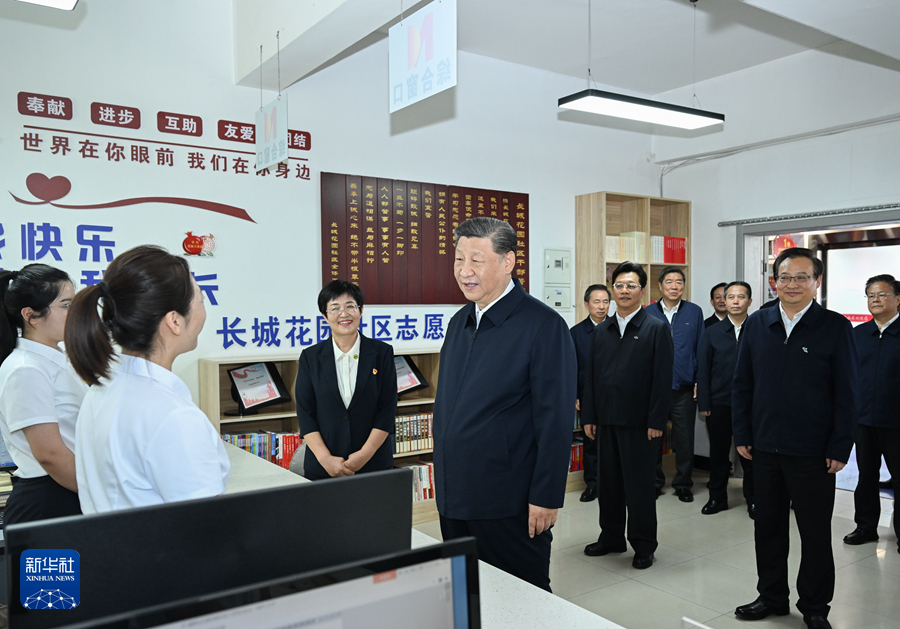 2024年6月19日下午，习近平在宁夏银川市金凤区长城花园社区党群服务中心便民服务厅了解社区开展便民惠民服务等情况。新华社记者 谢环驰 摄