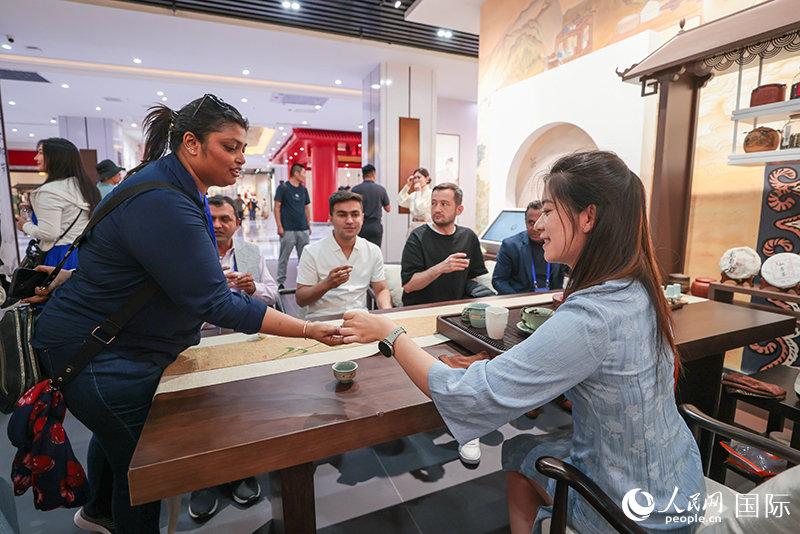 5月25日，外国媒体人在霍尔果斯国际边境合作中心中国文化馆参观。人民网记者 张武军摄