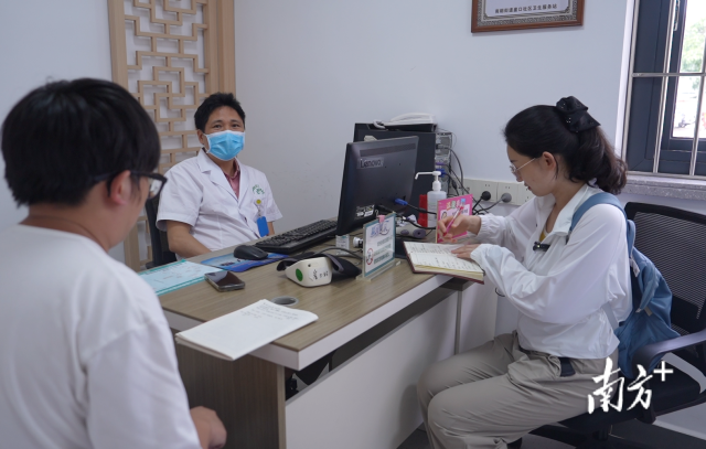 公共服务调研组在崖口村卫生站调研。