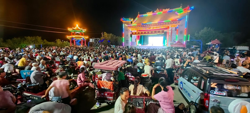 “戏曲进乡村”在吉安城村演出。姚二曼摄