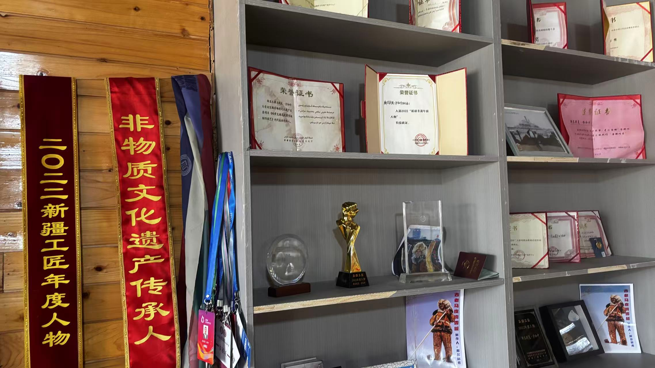 农牧民古老毛皮滑雪板制作培训基地荣誉墙一角。