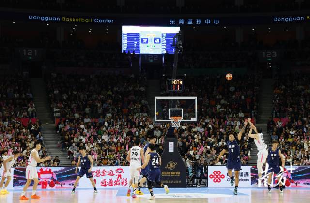 11月12日,十五运会男篮成年组决赛,现场有序而热烈。张由琼 摄