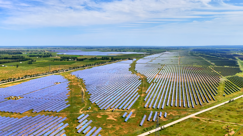 定边县连片光伏板铺展成绿色能源画卷。陈煜摄