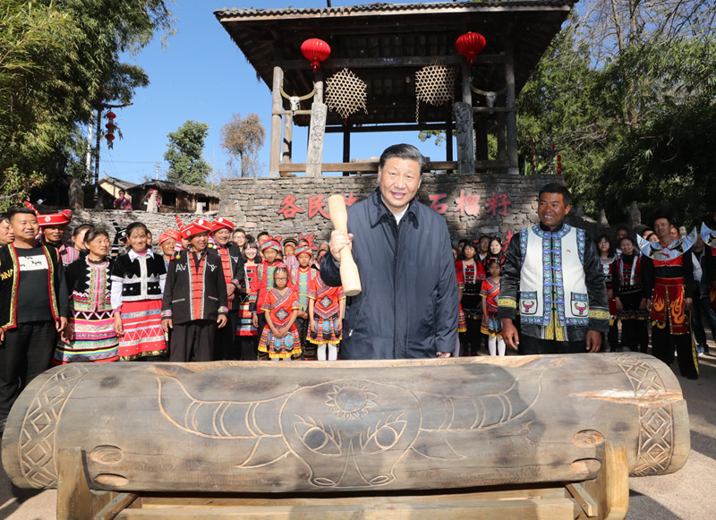 2020年1月19日，习近平总书记在云南省腾冲市清水乡三家村中寨司莫拉佤族村广场上，敲响三声佤族木鼓，祝福来年风调雨顺、国泰民安。