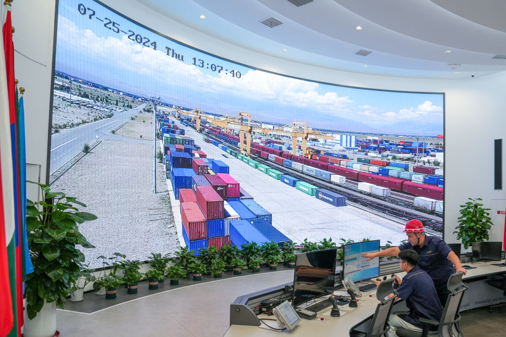 △ 在中哈(连云港)物流合作基地,工作人员通过“中哈物流场站”信息化跟踪系统查看集装箱运输情况(2024年7月25日摄)。