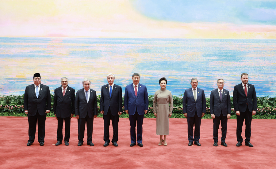   7月17日上午，国家主席习近平在上海世界会客厅出席2026世界人工智能大会暨人工智能全球治理高级别会议开幕式并发表主旨讲话。这是7月16日晚，习近平和夫人彭丽媛在世界会客厅为与会国际贵宾举行欢迎宴会。新华社记者 王晔 摄