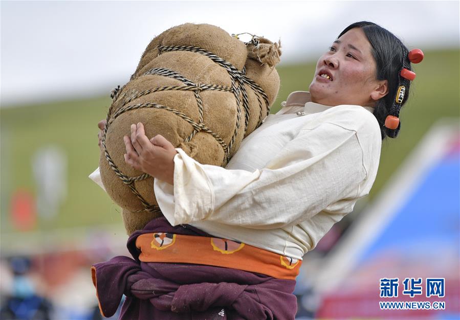 （体育）（1）西藏那曲：赛马艺术节上的比拼