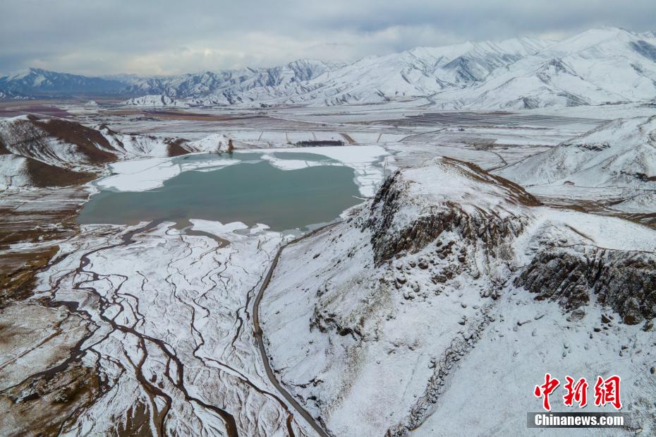 西藏拉萨澎波河谷一派高原冰雪风光